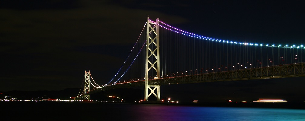 明石海峡大橋のライトアップ写真